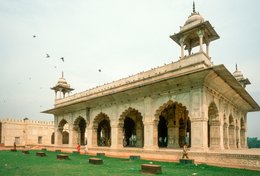 Architecture;-Arcs-polylobés;-Chhatri;-Delhi;-Diwan-i-Khas;-Fort-rouge;-Inde;-Kaleidos;-Kaleidos-images;-La-parole-à-limage;-Lal-Qila;-Marbre-blanc;-Moghols;-Oiseaux;-Patrimoine-de-lHumanité;-Pavillon;-Salle-daudience-privée;-Shah-Jahan;-Shahjahanabad;-Stories-Pictures;-Tarek-Charara;-UNESCO;-Vieux-Delhi